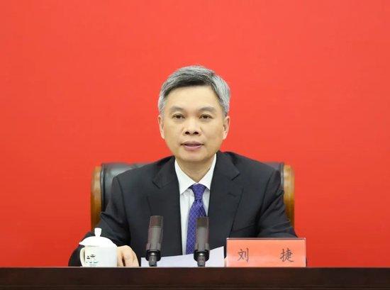 劉捷現(xiàn)任浙江省委副書記、省政府黨組書記、代省長。，劉捷，男，漢族，浙江諸暨人，中國共產(chǎn)黨黨員，在職研究生學(xué)歷，工學(xué)博士，高級工程師。劉捷同志是一位經(jīng)驗豐富的領(lǐng)導(dǎo)干部，他在多個領(lǐng)域都有卓越的工作表現(xiàn)和豐富的管理經(jīng)驗。作為浙江省代省長，他將承擔起推動浙江經(jīng)濟社會發(fā)展、促進政府工作高效運行等重要職責。