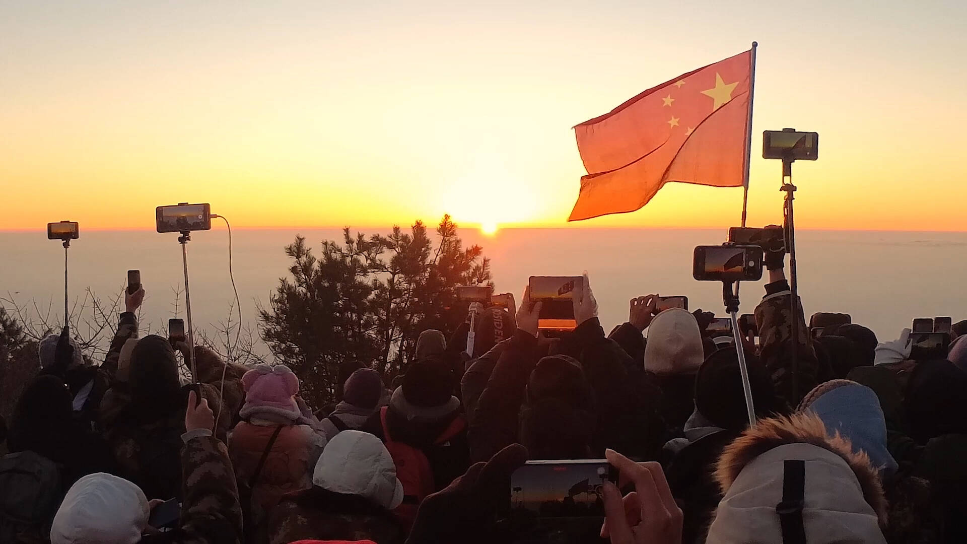 萬余游客夜爬泰山迎新年第一縷陽光