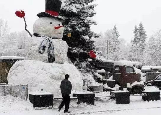 #哈爾濱街頭空降雪王方陣#