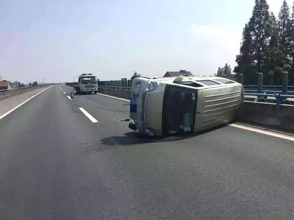 男子路遇“無頭”貨車行駛在路上