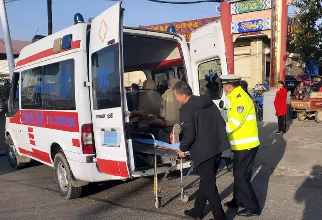 貨車擋住救護車不讓道 交警回應(yīng),快捷方案問題解決_饾版51.67.50