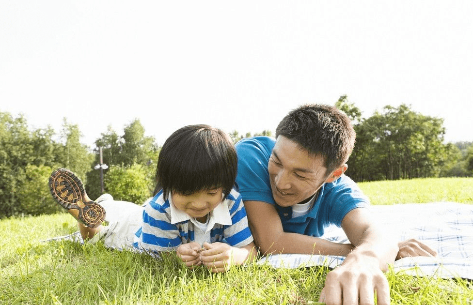 澳ⅰ門(mén)天天好彩,媽媽背小孩摔倒 爸爸飛速奔向孩子