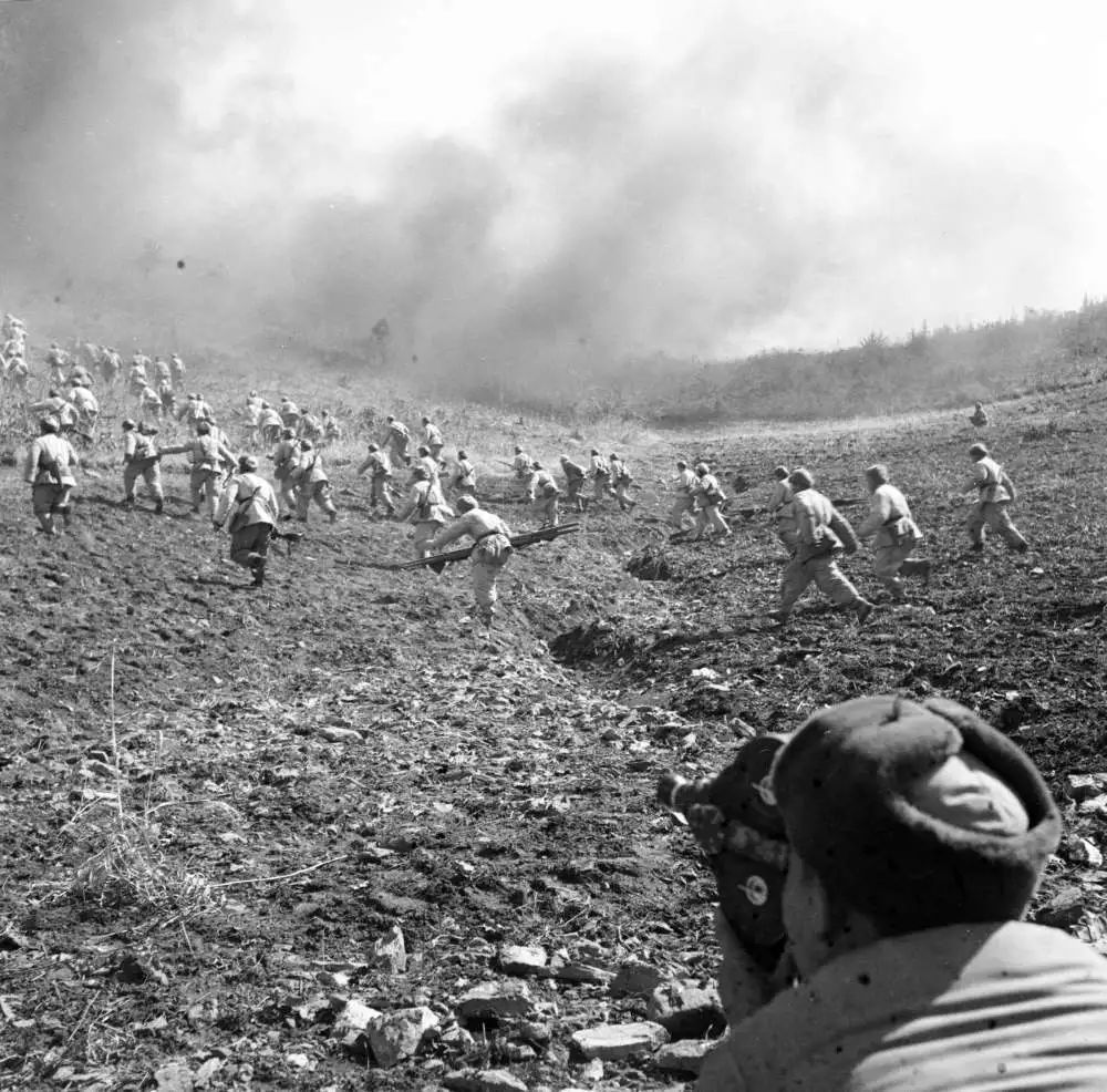 電影八佰圖片士兵拿著國(guó)旗揮舞,官方通報(bào)成都一火鍋店員工在后廚小便