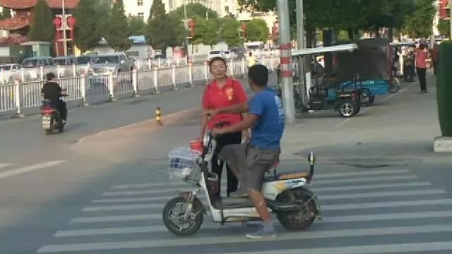 澳門二四六天天彩澳門,吳克群騎電動(dòng)車街邊買水果