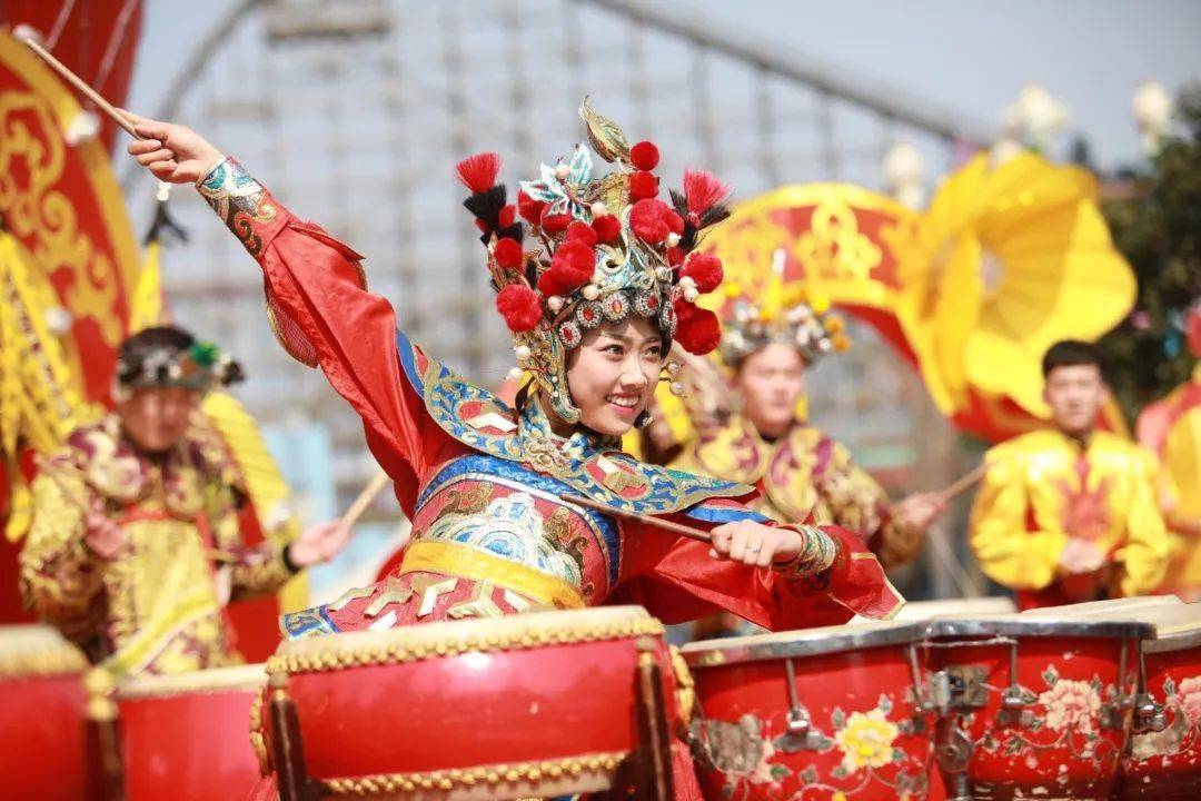 家婆是什么生肖,肥娟夫婦穿著傳統(tǒng)服飾看醒獅表演