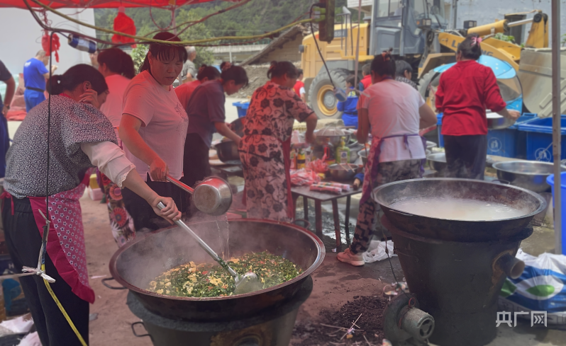 六圖庫大全圖,村民自發(fā)前來為救援隊義務(wù)做飯